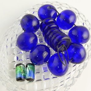 画像2: 瑠璃色の大きなガラス玉ビーズとフォイルガラスビーズのセット