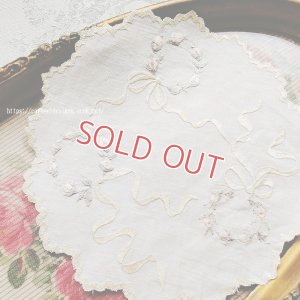 画像2: ヴィクトリアン、シルクエンブロイダリ―、絹糸とリネンのドイリー、バラの蕾/リボンモチーフ