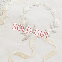 ヴィクトリアン、シルクエンブロイダリ―、絹糸とリネンのドイリー、バラの蕾/リボンモチーフ