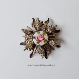 ギロッシュエナメルとラインストーンのブローチ