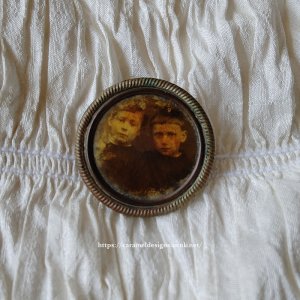 画像1: フランス、少年のポートレート・ブローチ
