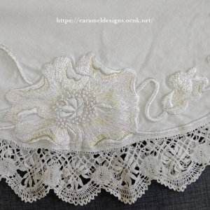 いかにも、アールヌーヴォーデザインの曲線が美しいです。クリーム色の刺し色も素敵。