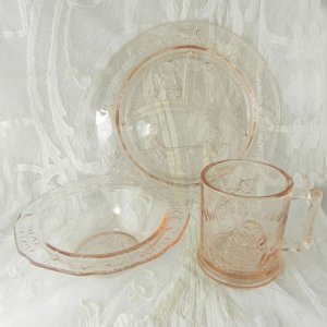 画像: ハンプティ・ダンプティ等マザーグース・ピンクガラスのチャイルド用食器セット