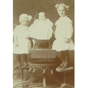画像: ヴィクトリアン、３人姉妹のセピアカラーフォト