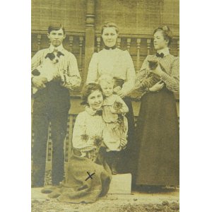 画像: ヴィクトリア時代後半、アメリカ・カンザス州、ペットと一緒のグループフォト
