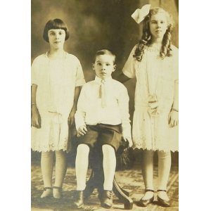 画像: ３人兄弟のセピアカラーのフォトカード