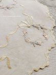画像5: ヴィクトリアン、シルクエンブロイダリ―、絹糸とリネンのドイリー、バラの蕾/リボンモチーフ