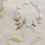 画像: ヴィクトリアン、シルクエンブロイダリ―、絹糸とリネンのドイリー、バラの蕾/リボンモチーフ