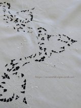 画像: 白刺繍とカットワークのリネン・オーヴァル・テーブルクロス　1ｍ80ｃｍｘ1ｍ60ｃｍ