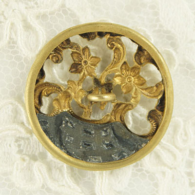 画像: 透かし模様の真鍮ヴィクトリアン・ボタン直径2.7ｃｍ