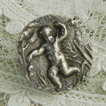 画像1: 1895年 イギリス、ヴィクトリアン銀製ボタン　キューピッド