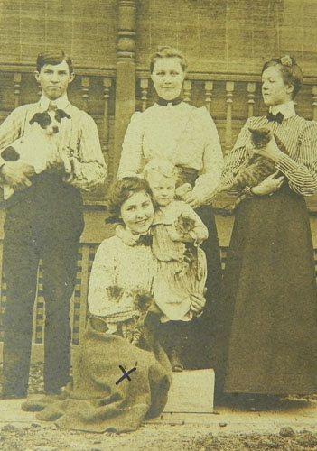画像1: ヴィクトリア時代後半、アメリカ・カンザス州、ペットと一緒のグループフォト