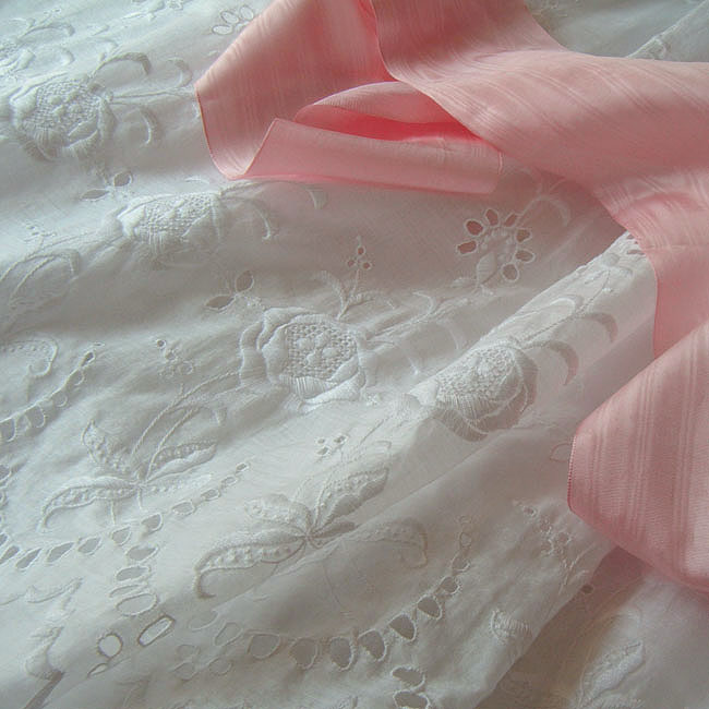画像: エドワディアン、白刺繍とタフタリボンのドレス