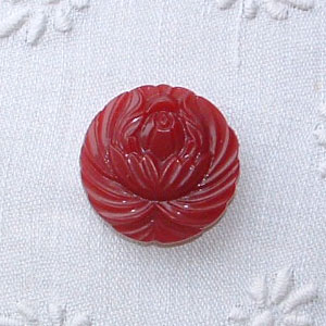 画像: 大きな赤いお花ボタン