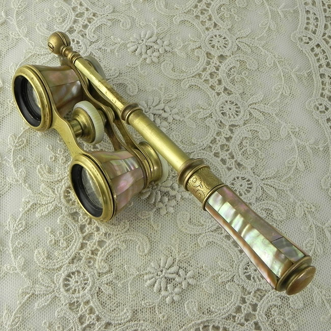画像: シェルと真鍮のフレンチ・オペラグラス、ハンドル付
